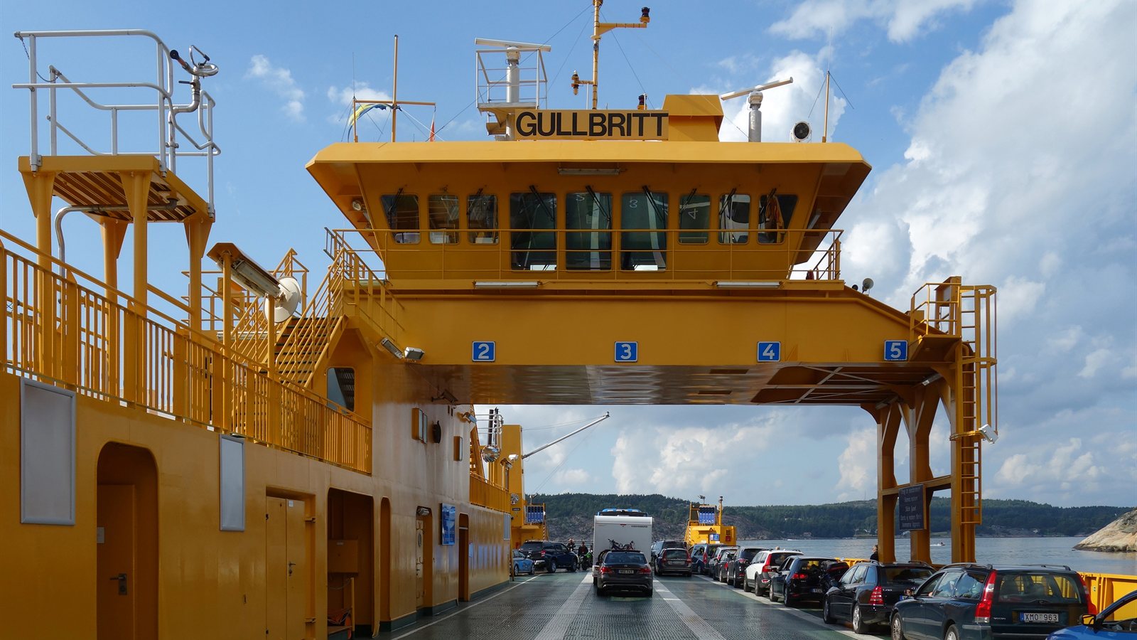 Bridge and working deck of a vessel